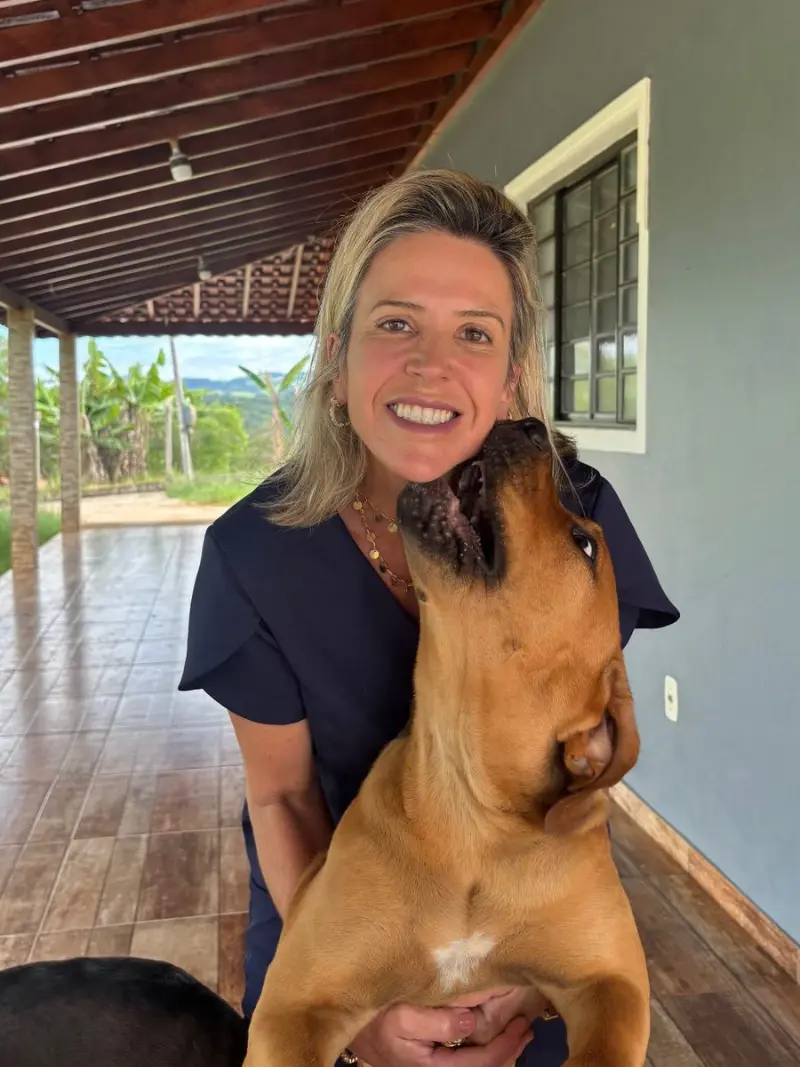 Dra. Rafaella Pennacchi realizando atendimento veterinário domiciliar